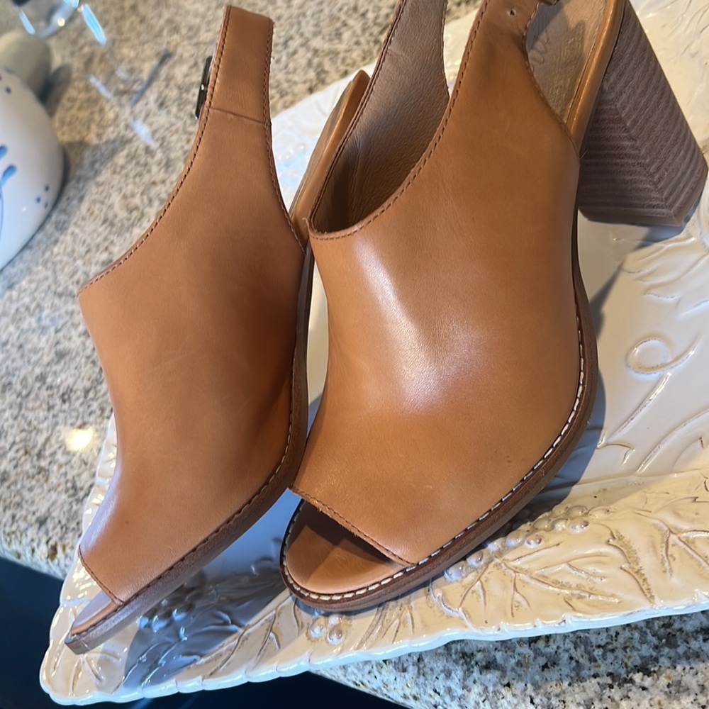 Madewell leather so 9.5 heels excellent condition. - Picture 7 of 12